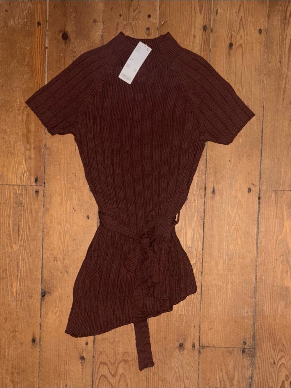 Short-Sleeve Ribbed Knit Belted Top Asymmetrical Hem in Burgundy
